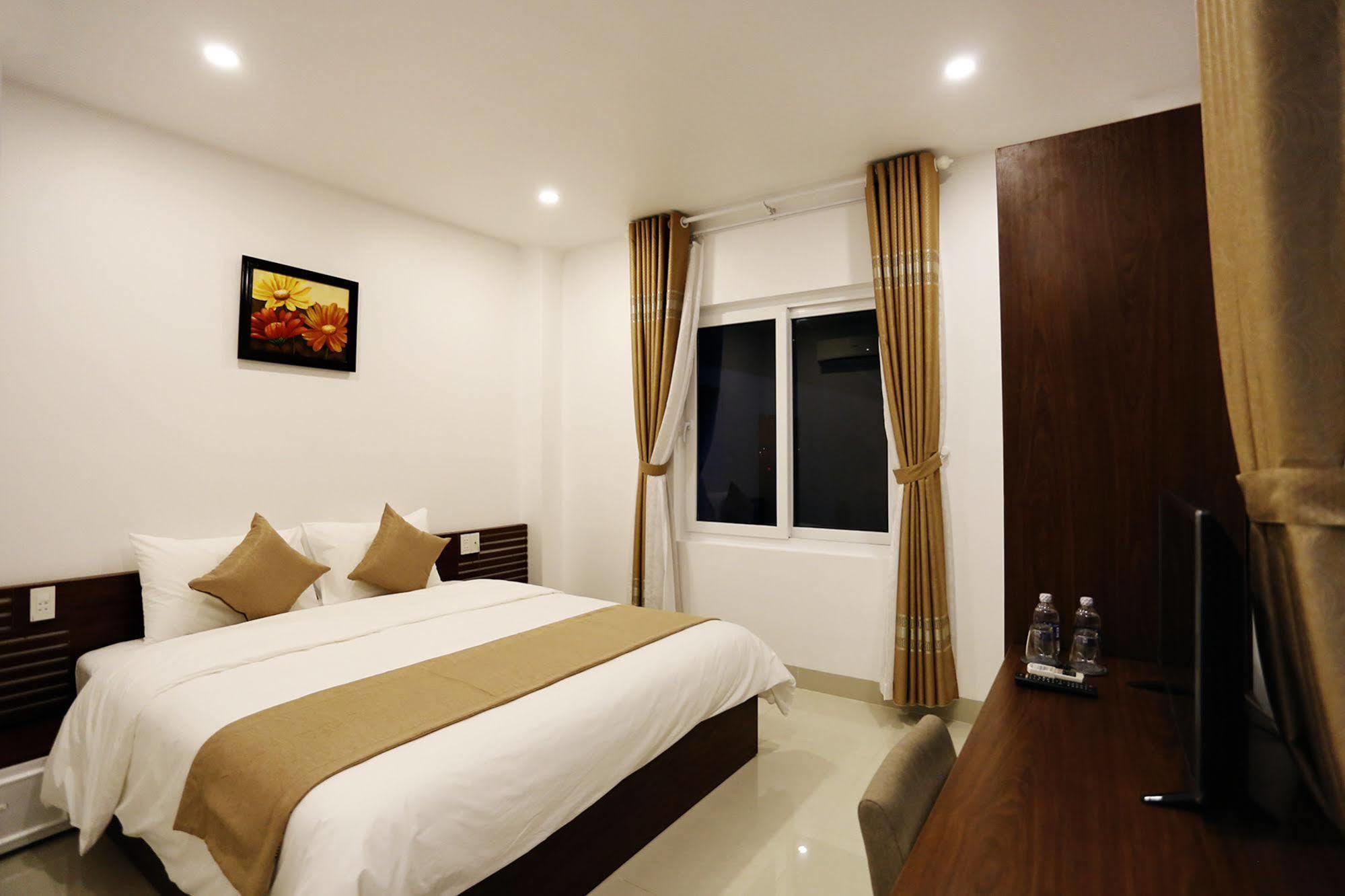 Moon & Sun Hotel Hue Exteriör bild